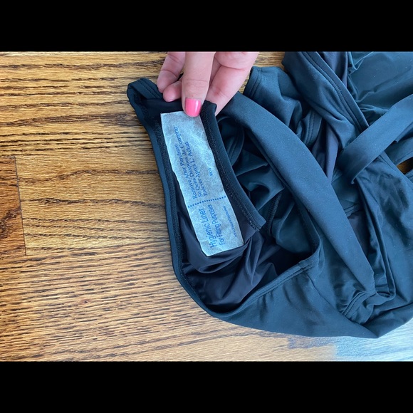 Lace Front Black One Piece La Blanca Low Cut - Picture 9 of 10